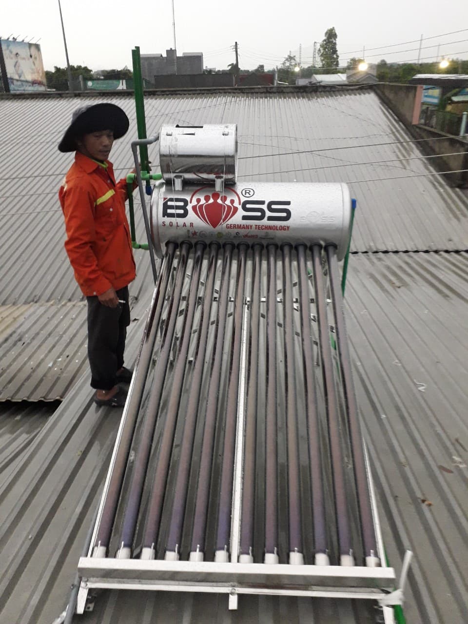 Máy nước nóng năng lượng mặt trời Boss 120L