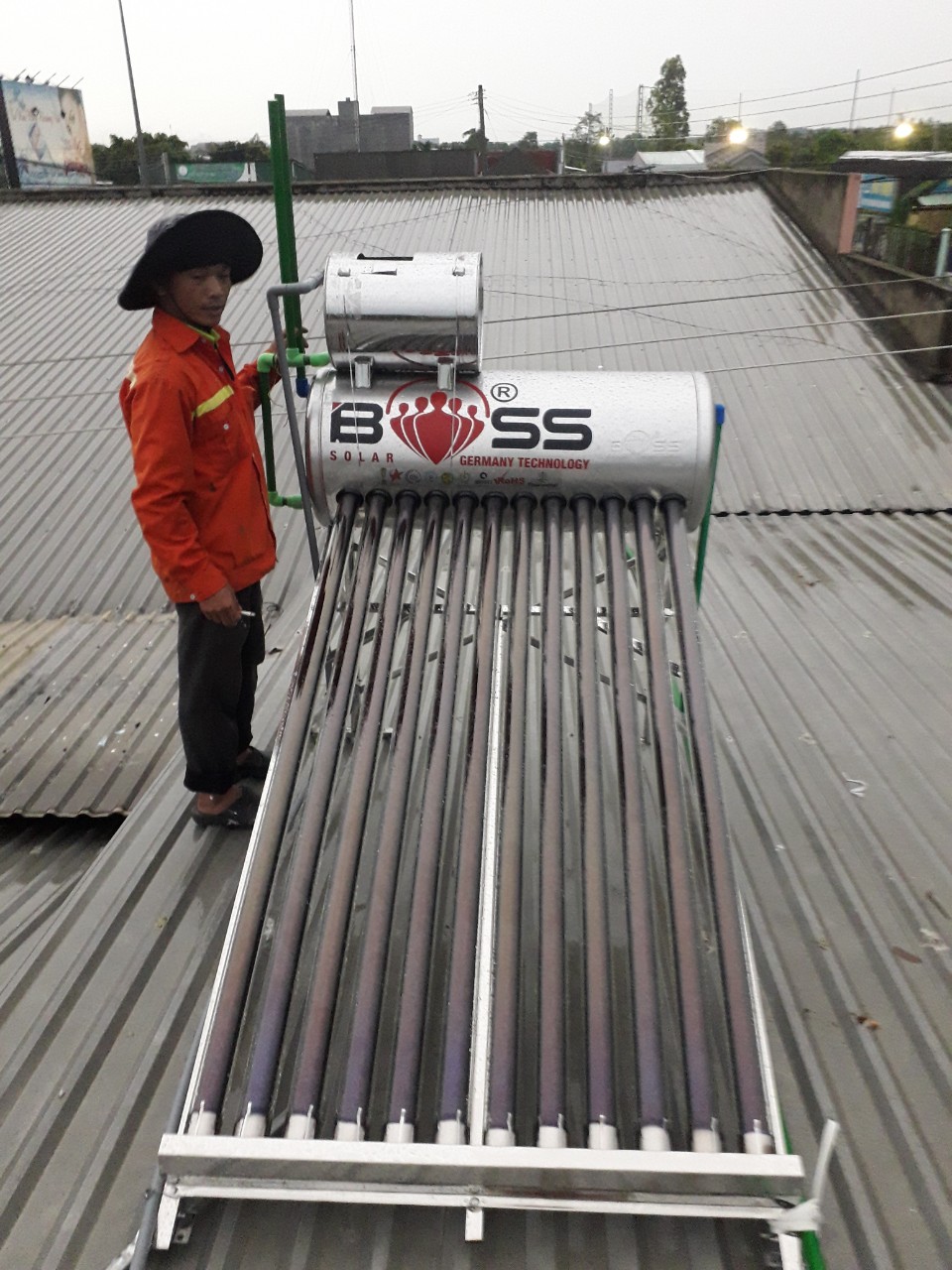 Máy nước nóng năng lượng mặt trời Boss 120L